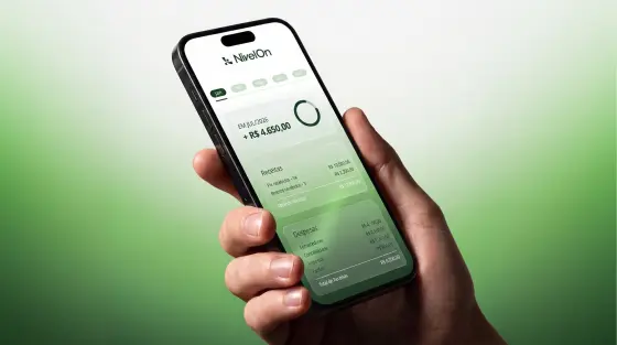 Mão segurando o app NivelOn com o resultado do mês