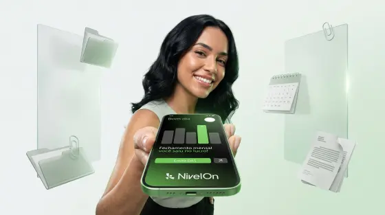 Empreendedora com o app NivelOn e documentos