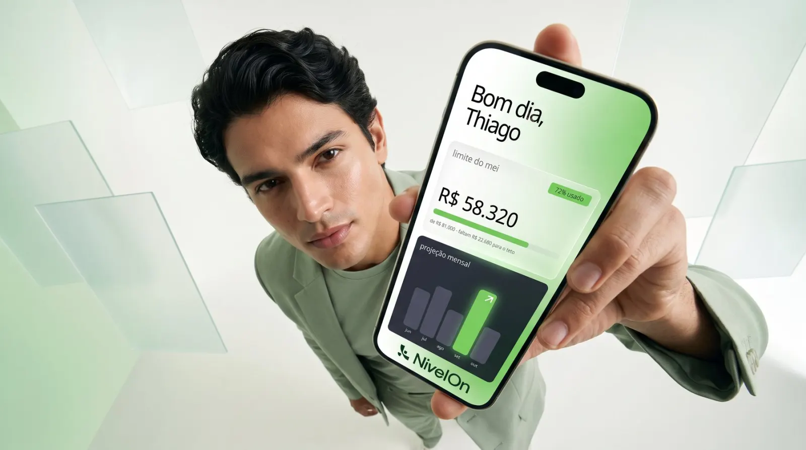 Empreendedor mostrando o limite do MEI no app NivelOn